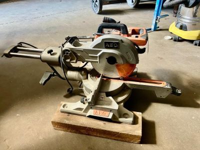 une machine posée sur le sol dans un garage