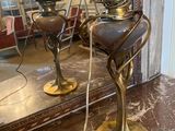 deux lampes posées sur une table en marbre