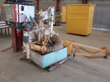 une machine qui se trouve au milieu d'un entrepôt