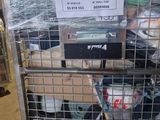 un chariot métallique contenant beaucoup d'objets
