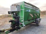 un camion vert garé sur le bord de la route