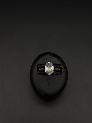 un gros plan d'un bouton noir orné d'un losange blanc