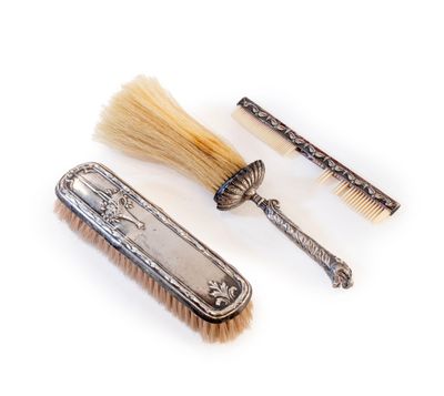 deux brosses et un peigne posés sur une surface blanche