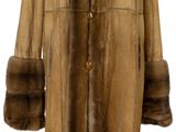 une photo d'un manteau de fourrure marron sur un mannequin