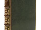 un livre vert avec des bordures dorées et une couverture ornée de bordures dorées
