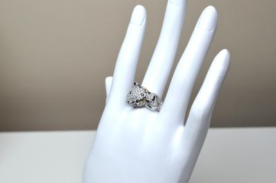 Une bague en argent 925 millièmes à décor d'une tête de pant…