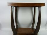 une image d'une table en bois sur fond blanc