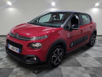 La Citroën rouge est garée dans une grande pièce