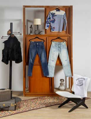 une photo d'un porte-vêtements dans un salon