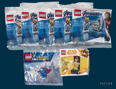 six sachets de figurines Lego Avengers sur fond bleu