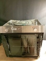 un four en argent contenant de l'argent, posé sur une table