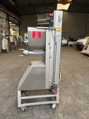 une machine qui se trouve au milieu d'un entrepôt