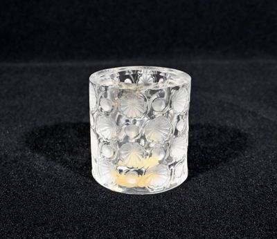 une image représentant un verre transparent orné d'un crâne
