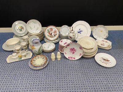beaucoup d'assiettes et de bols sur la table