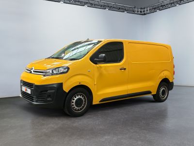 La camionnette jaune est garée dans une grande pièce.