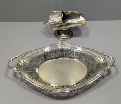 deux plats en métal argenté munis de poignées, posés sur une table