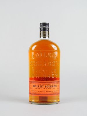 une bouteille de whisky posée sur une surface blanche