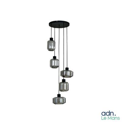 trois lampes suspendues au plafond