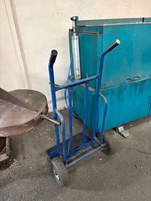 un diable bleu et un chariot bleu à côté d'une armoire bleue