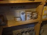 une étagère en bois sur laquelle sont posés divers objets, dans une pièce