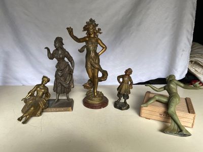 de nombreuses figurines en bronze posées sur une table