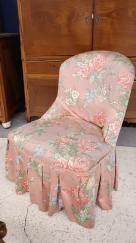Chauffeuse garnie de tissu fleuri. État d’usage