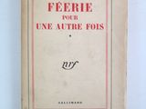 le livre est ouvert sur une page blanche bordée d'un liseré rouge