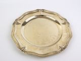 une assiette en argent ancien sur fond blanc