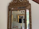 un miroir accroché au mur d'une pièce