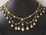 gros plan d'un collier sur un mannequin mannequin