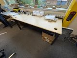 un homme debout devant une table sur laquelle sont posés plusieurs objets