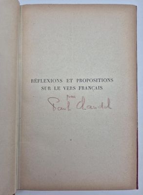 un livre ouvert sur lequel figure la photo d'un homme en costume-cravate