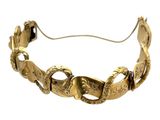 bracelet en or orné de deux têtes de mort et d'un serpent sur fond blanc