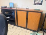 un bureau sur lequel est posé un ordinateur portable, avec une chaise devant