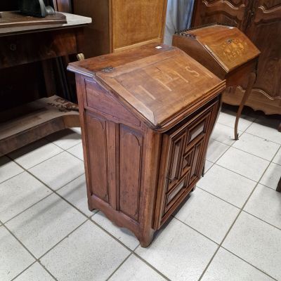un bureau en bois surmonté d'un tiroir