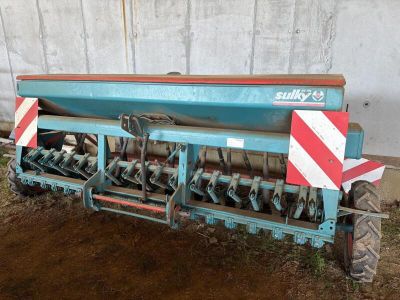 une image représentant un tracteur équipé d'une charrue