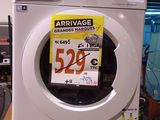 une photo d'une machine à laver sur laquelle figure une étiquette de prix