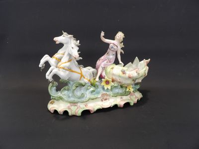 Groupe en porcelaine polychrome représentant une femme sur s…