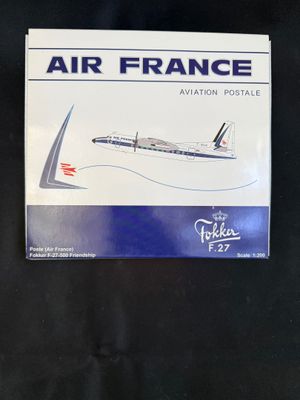 la boîte d'un modèle réduit d'avion est posée sur une surface noire