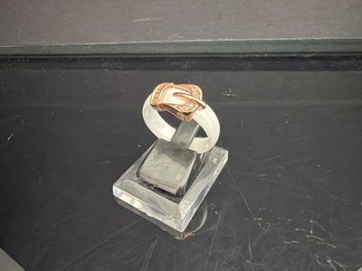 une bague posée sur une table en verre
