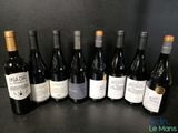plusieurs bouteilles de vin sont alignées sur une table
