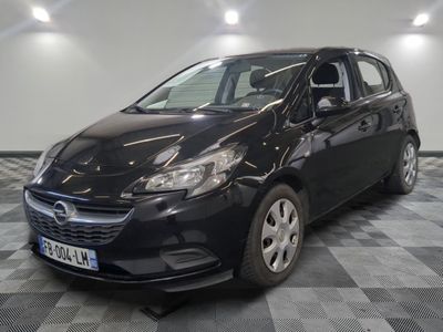 la photo d'une voiture noire garée dans un garage