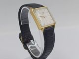 un gros plan d'une montre-bracelet posée sur un présentoir transparent