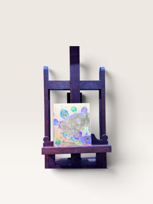 un chevalet violet sur lequel est posé un tableau, devant un mur blanc