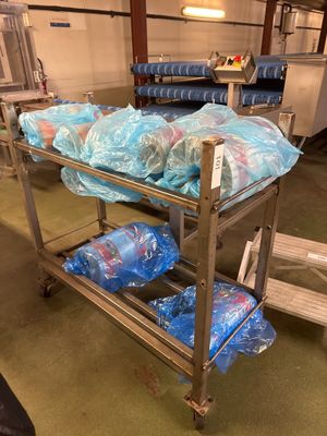 des sacs d'eau posés sur un chariot dans un entrepôt
