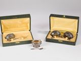 une paire de théières et de cuillères anciennes en métal argenté, présentées dans un coffret vert