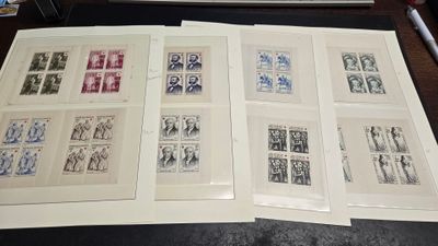 beaucoup de timbres posés sur un bureau