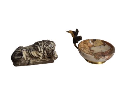 un bol orné d'un oiseau à côté d'un autre bol orné d'un oiseau