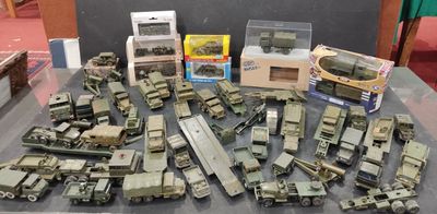 de nombreux véhicules militaires miniatures exposés sur une table