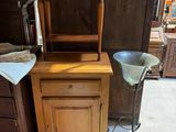 un meuble en bois et une chaise dans une pièce